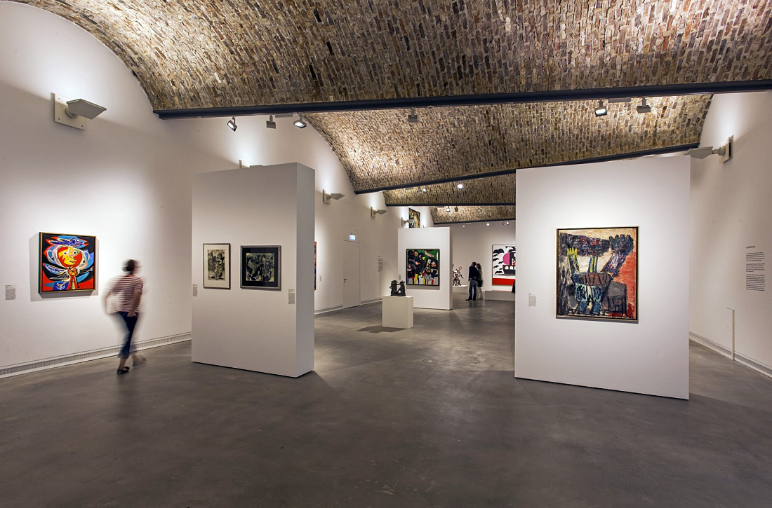 Interior of Ravensburg Art Museum featuring artworks and ERCO Optec spotlights on the ceiling.