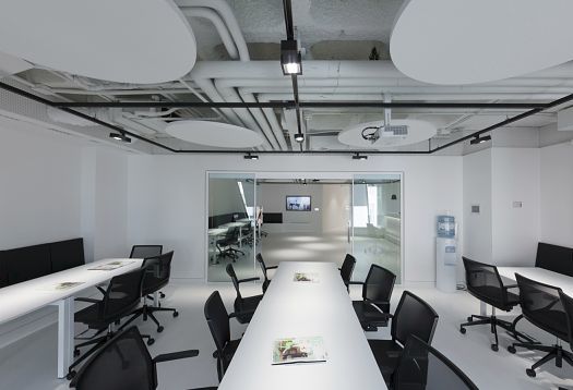 ERCO Opton spotlights illuminate the Engel & Völkers Market Center in Madrid, emphasizing visual comfort and efficiency.