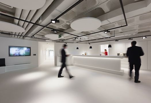ERCO Opton spotlights illuminate the Engel & Völkers Market Center Madrid with efficient office lighting.