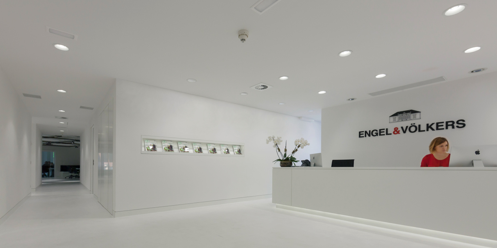 Engel & Völkers Madrid reception area featuring ERCO lighting for visual comfort and efficiency.