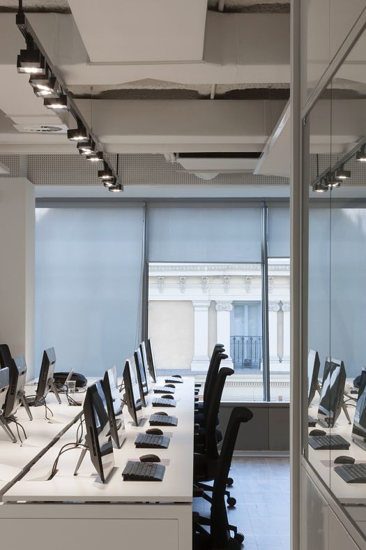ERCO Opton spotlights illuminate modern Engel & Völkers offices in Madrid.