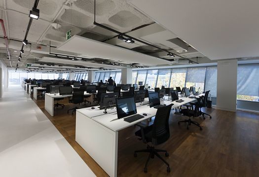 ERCO lighting at Engel & Völkers Madrid: Modern office lighting for a dynamic workspace.