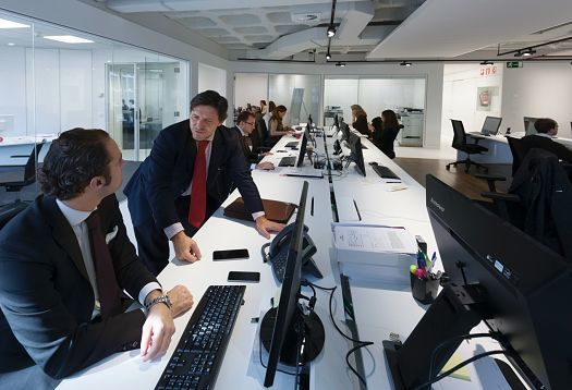 Engel & Völkers Madrid office featuring ERCO lighting for visual comfort and efficiency.
