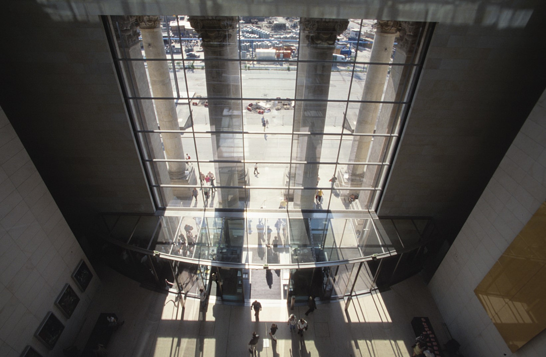 Overhead view inside the Reichstag Building in Berlin, featuring the dome and visitors, illuminated by ERCO lighting.