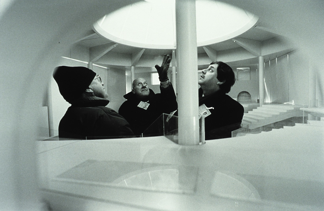 Architects view the Reichstag domes lighting design, featuring ERCO lighting solutions.
