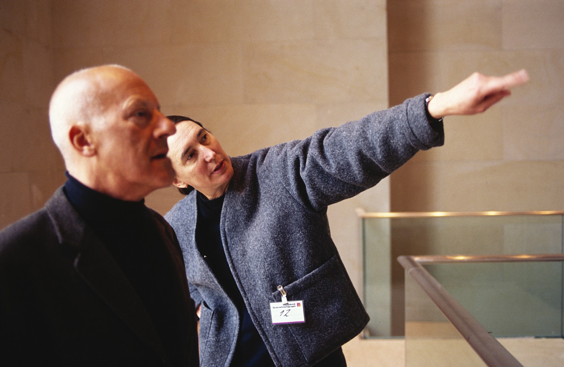 Architect and lighting designer discussing ERCO lighting solutions in the Reichstag Building.