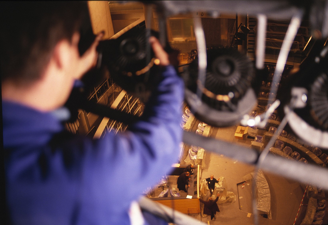 Installer adjusting ERCO spotlights in the Reichstag Building for precise lighting.