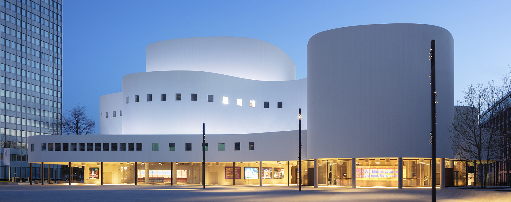 Schauspielhaus Düsseldorf theater illuminated by ERCO LEDs at dusk.