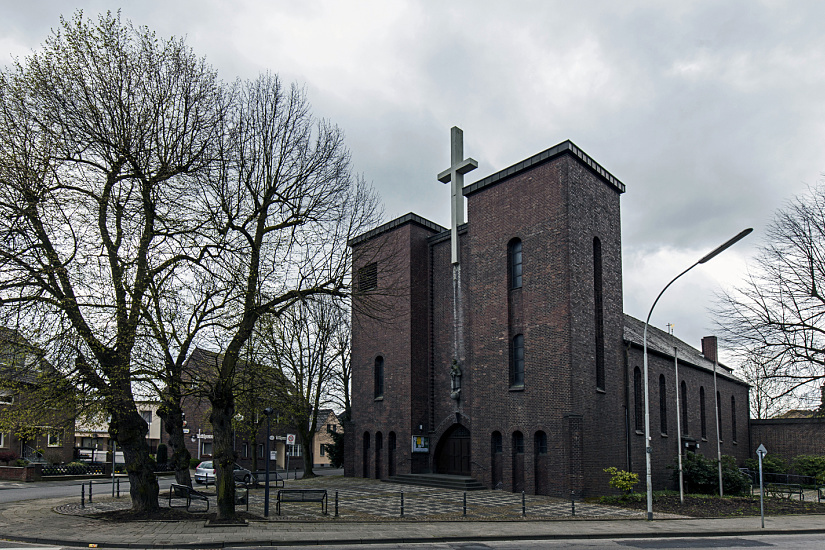 St. Mariä Geburt Kirche in Grevenbroich mit ERCO Lichttechnik, Außenansicht.