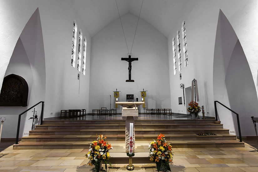 Innenraum der St. Mariä Geburt Kirche mit ERCO Strahlern, die eine festliche Atmosphäre schaffen.