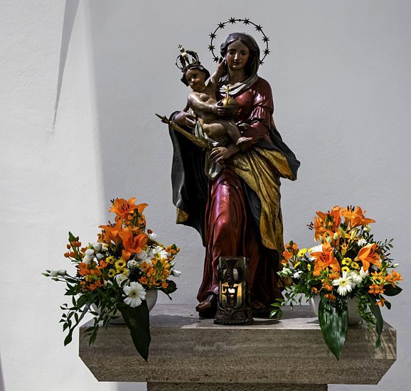 Marienstatue mit Kind in St. Mariä Geburt, Grevenbroich, beleuchtet mit ERCO Strahlern.