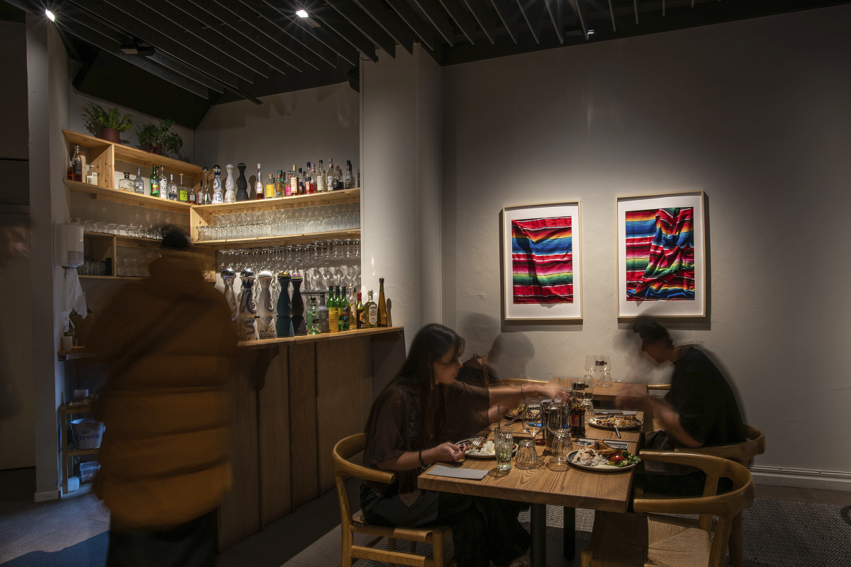 Restaurant Tizne in Göteborg mit warmem Licht durch ERCO Opton Strahlern für einladende Atmosphäre.