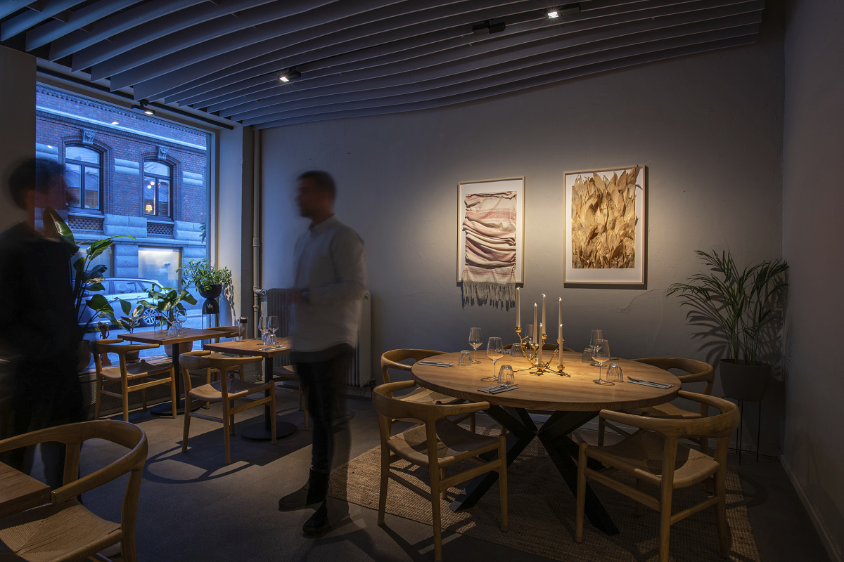 Restaurant Tizne in Gothenburg illuminated by ERCO Opton spotlights, creating a warm ambiance.