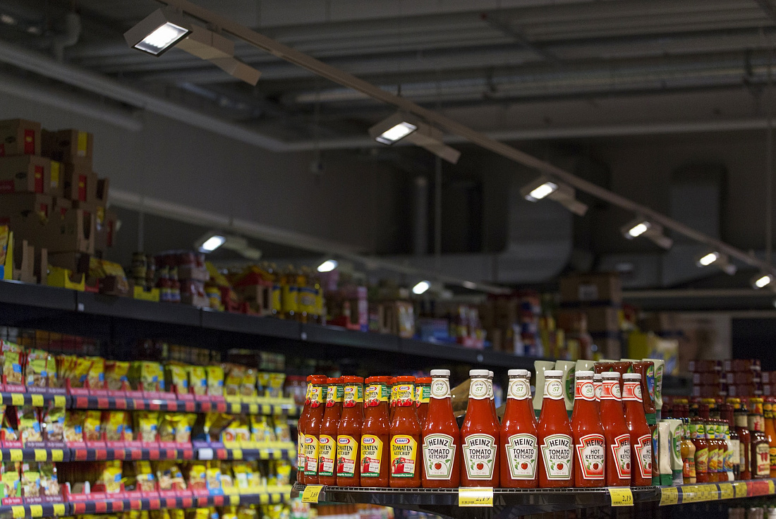 REWE Supermarktregal mit Heinz Ketchup unter ERCO Opton LED-Akzentbeleuchtung.