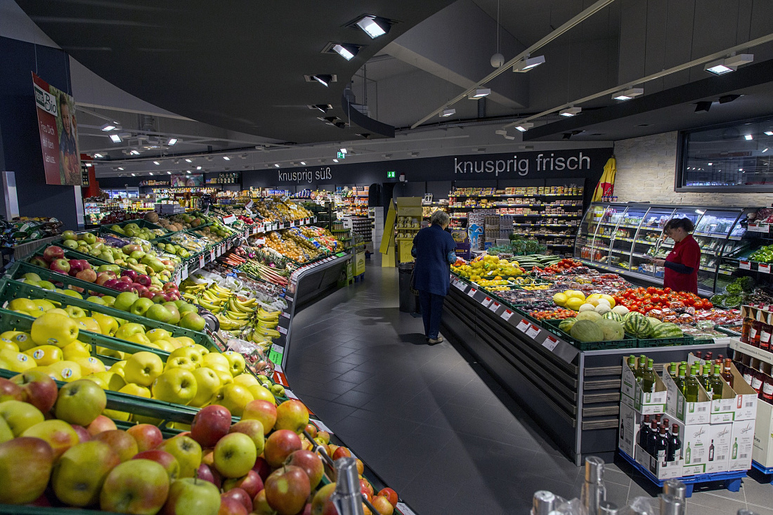 REWE supermarket in Hohenlimburg featuring Opton LED accent lighting for fresh produce.