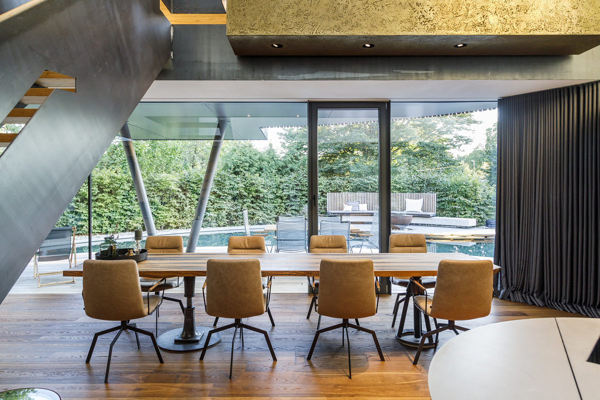 ERCO Quintessence recessed luminaires in Rinn revolving house, Heuchelheim, illuminating a conference table.