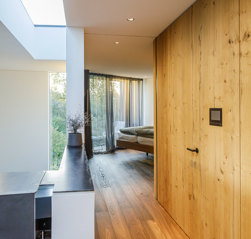 ERCO Quintessence recessed lights in Rinn revolving house, Heuchelheim. Lighting a modern bedroom.