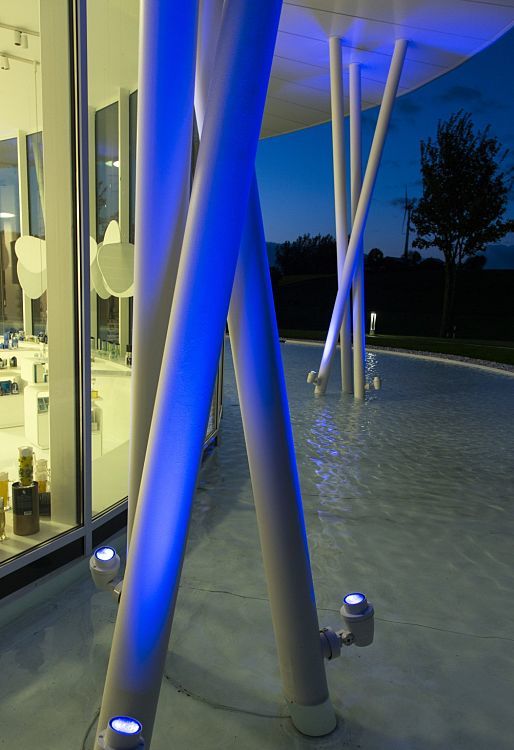 ERCO Light Board spotlights illuminate the Ritzenhoff glass factory facade in Marsberg.