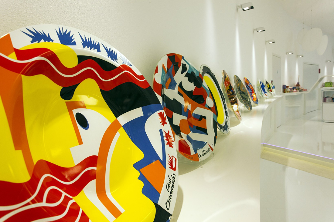 Decorative Ritzenhoff glass plates in showroom, illuminated by ERCO lighting.