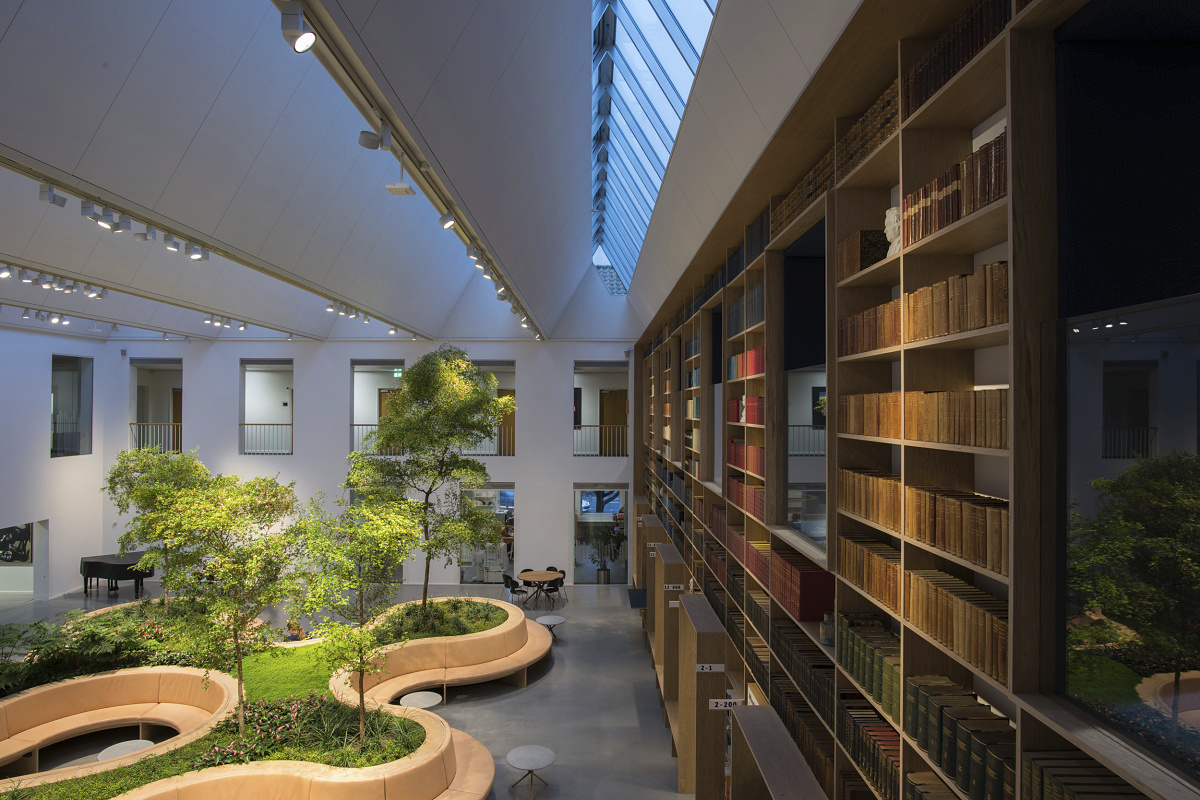ERCO Optec Strahler beleuchten Pflanzen in der Dänischen Königlichen Bibliothek für gesundes Wachstum.