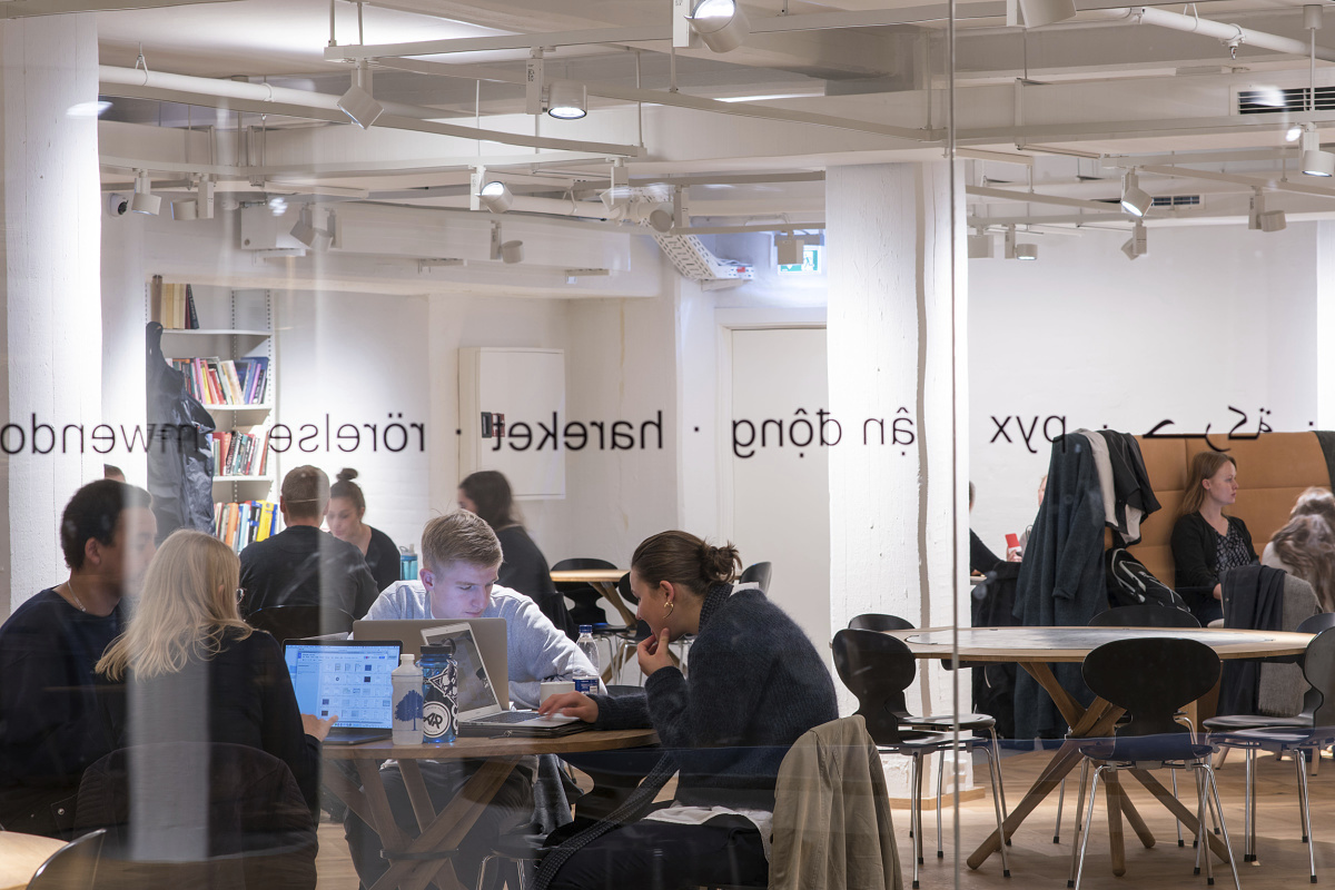 ERCO Optec spotlights illuminate students at the Danish Royal Library.