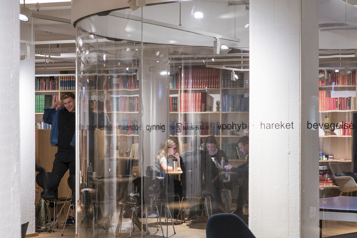 ERCO Optec spotlights in the Danish Royal Library, supporting plant growth and students.