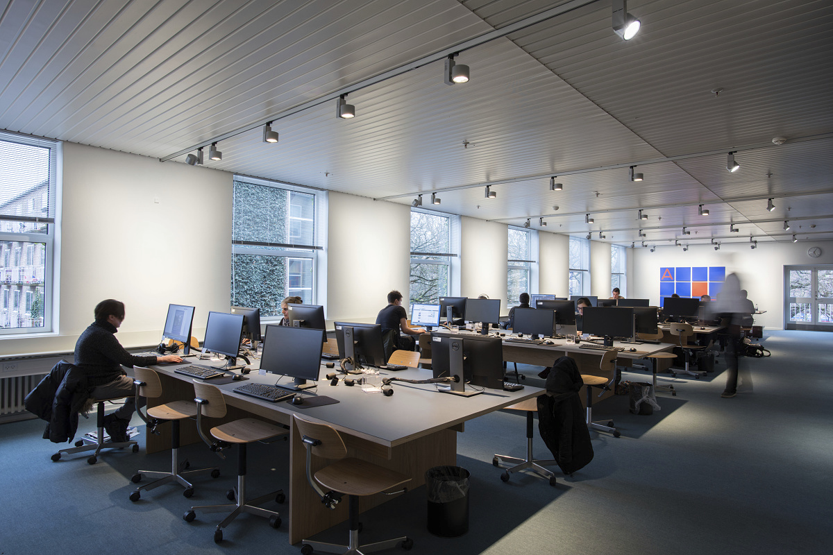 ERCO Optec spotlights illuminate workspaces in the Danish Royal Library.
