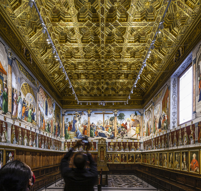 ERCO LED lighting accentuates frescoes in the Sala Capitular of Toledo Cathedral.