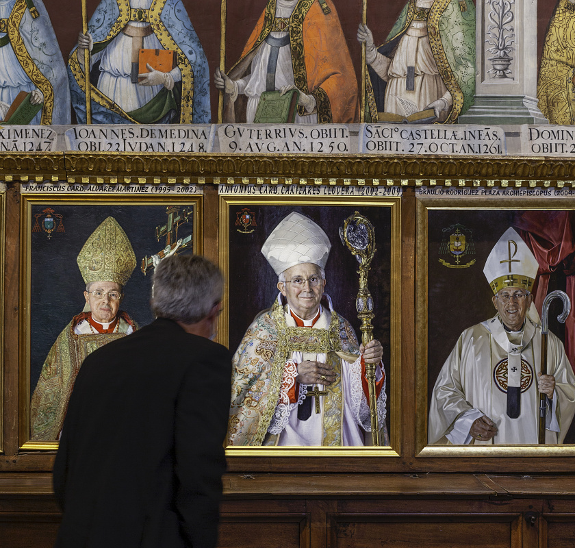 Archbishops portraits in Toledos Sala Capitular, illuminated by ERCO LEDs for visual comfort and accenting.