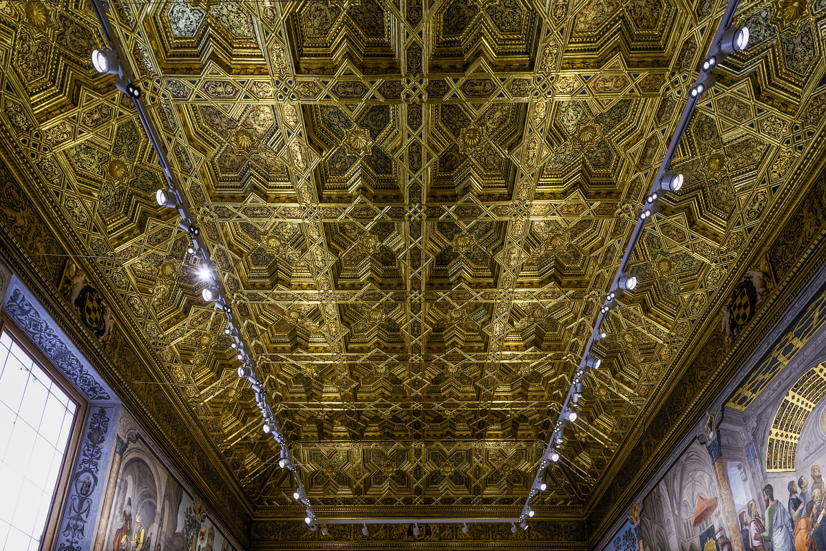 ERCO LED lighting highlights frescoes in Toledo Cathedrals Chapter House.