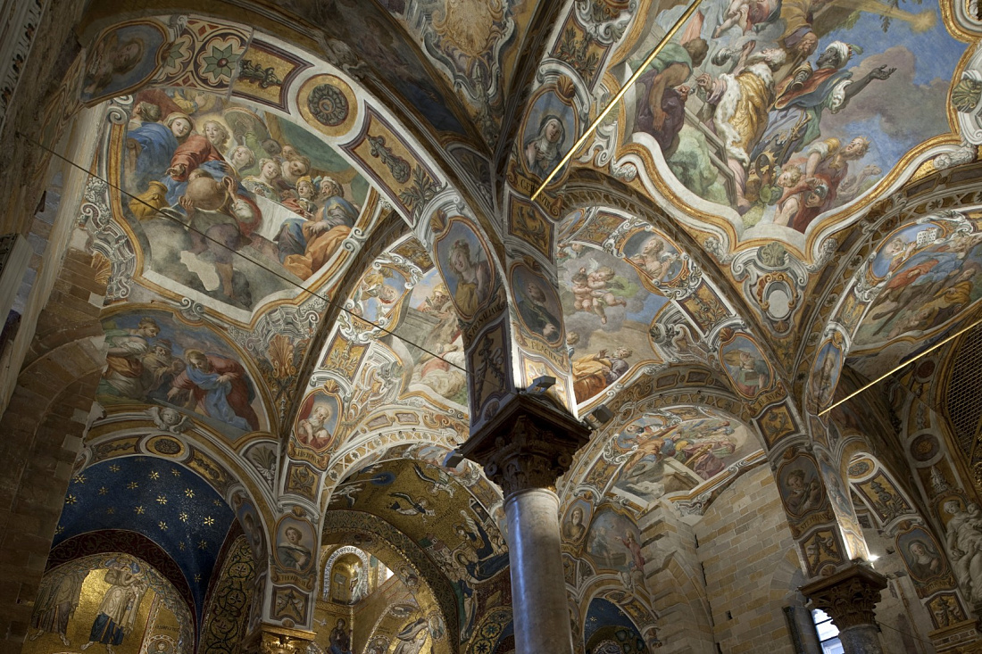 Fresques de plafond ornées de léglise Santa Maria dellAmmiraglio, Palerme, éclairées par des LED ERCO.