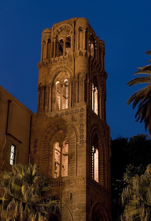 Clocher illuminé de léglise Santa Maria dellAmmiraglio à Palerme.