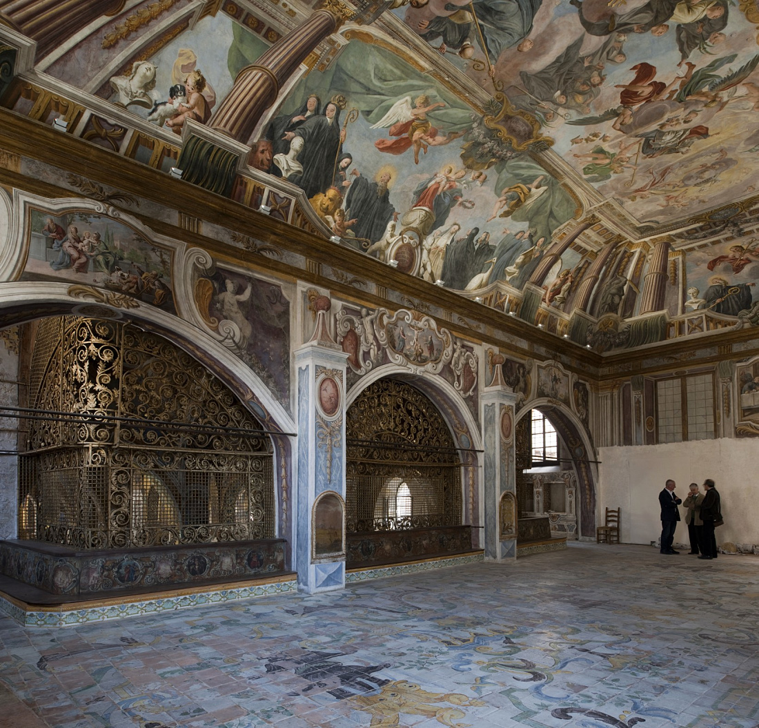 Intérieur de léglise Santa Maria dellAmmiraglio à Palerme, célèbre pour ses plafonds ornés.