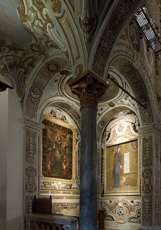 Vue intérieure de léglise Santa Maria dellAmmiraglio à Palerme, présentant des plafonds ornés et léclairage.