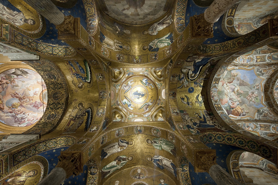 Plafond orné de léglise Santa Maria dellAmmiraglio à Palerme, avec mosaïques et fresques.