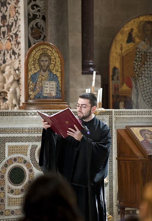 Prêtre lisant dans léglise Santa Maria dellAmmiraglio, Palerme.