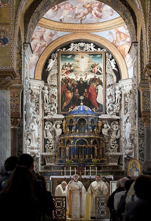Intérieur de léglise Santa Maria dellAmmiraglio à Palerme, présentant des plafonds ornés et une cérémonie religieuse.