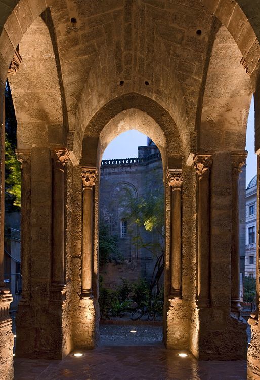Arches illuminées de léglise Santa Maria dellAmmiraglio à Palerme, mettant en valeur léclairage architectural.