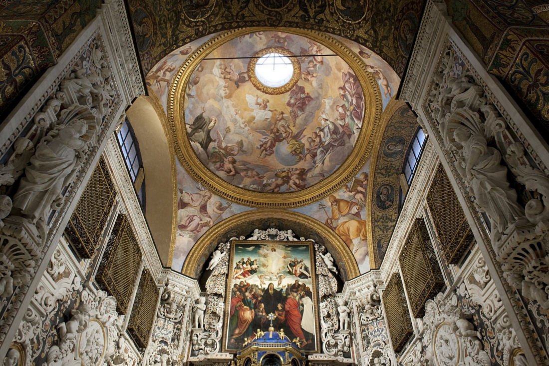 Intérieur de léglise Santa Maria dellAmmiraglio, Palerme, avec des peintures ornementales au plafond et éclairage.