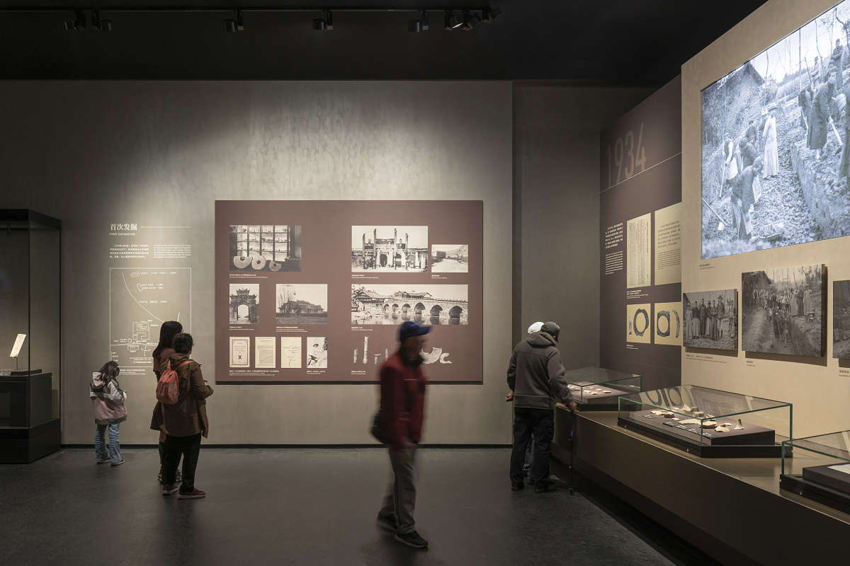 Sanxingdui Museum, China: Visitors view artifacts illuminated by ERCO LED lighting for preservation.