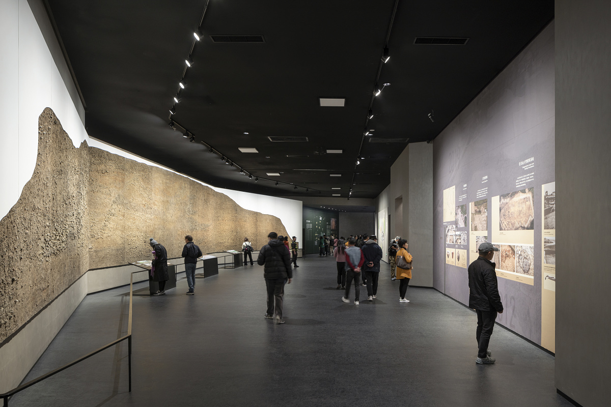 Sanxingdui Museum visitors, illuminated by ERCO LED lighting for sensitive relics.