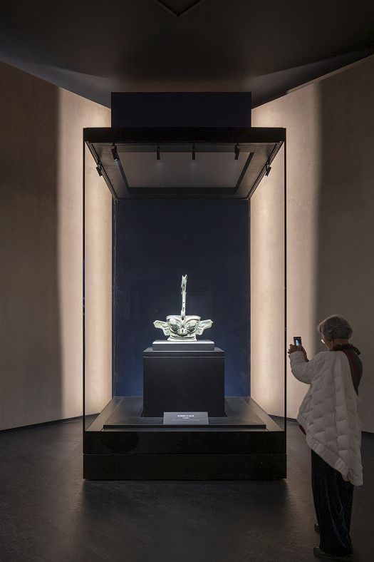 Sanxingdui Museum: Illuminated bronze mask in display case with ERCO LED spotlights.