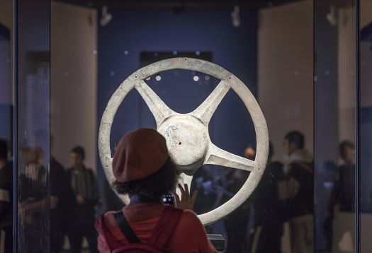 Visitor views an artifact at Sanxingdui Museum, illuminated by ERCO LED lighting.