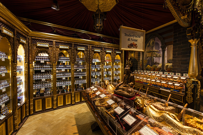 Schuhbeck's spice shop in Munich, illuminated by ERCO LED lighting, offers an oriental shopping experience.