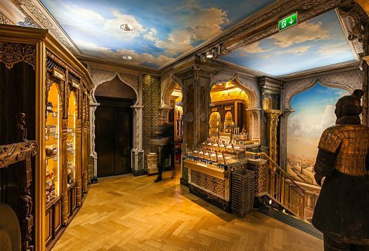 Schuhbecks spice shop in Munich, illuminated by ERCO LEDs, creating an oriental bazaar atmosphere.