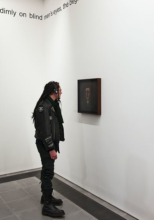 Besucher mit Kopfhörern betrachtet ein Gemälde in der Serpentine Sackler Gallery, London.