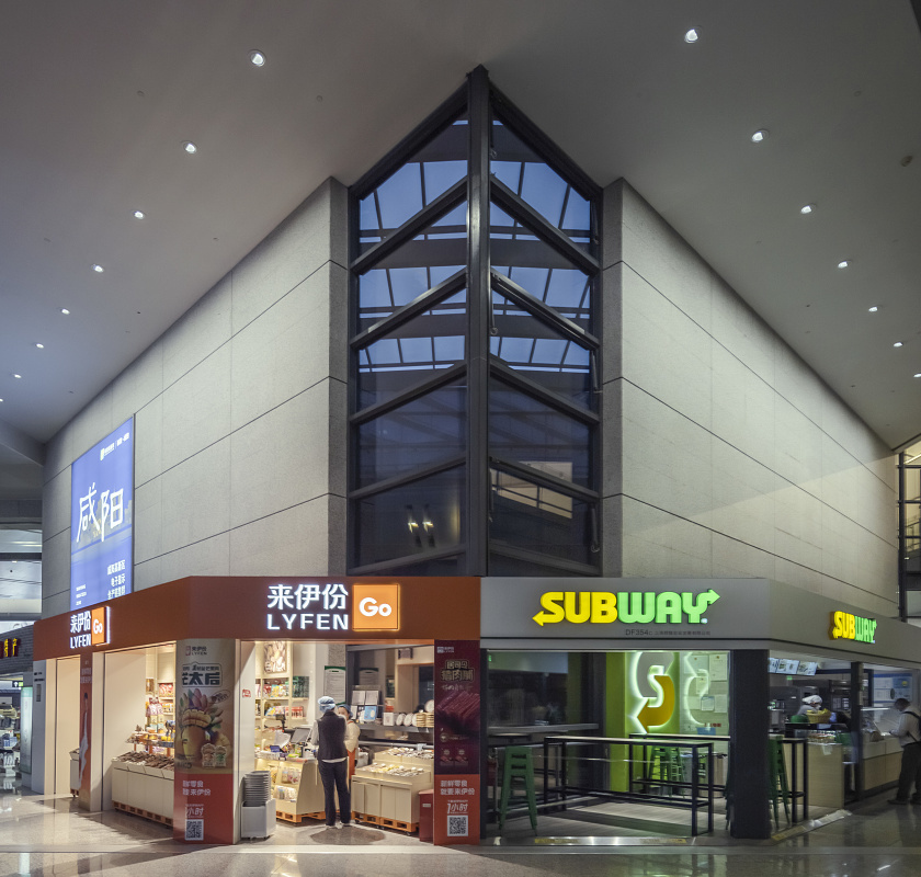 Shanghai Hongqiao Airport Terminal 2 featuring ERCO lighting for a welcoming atmosphere.