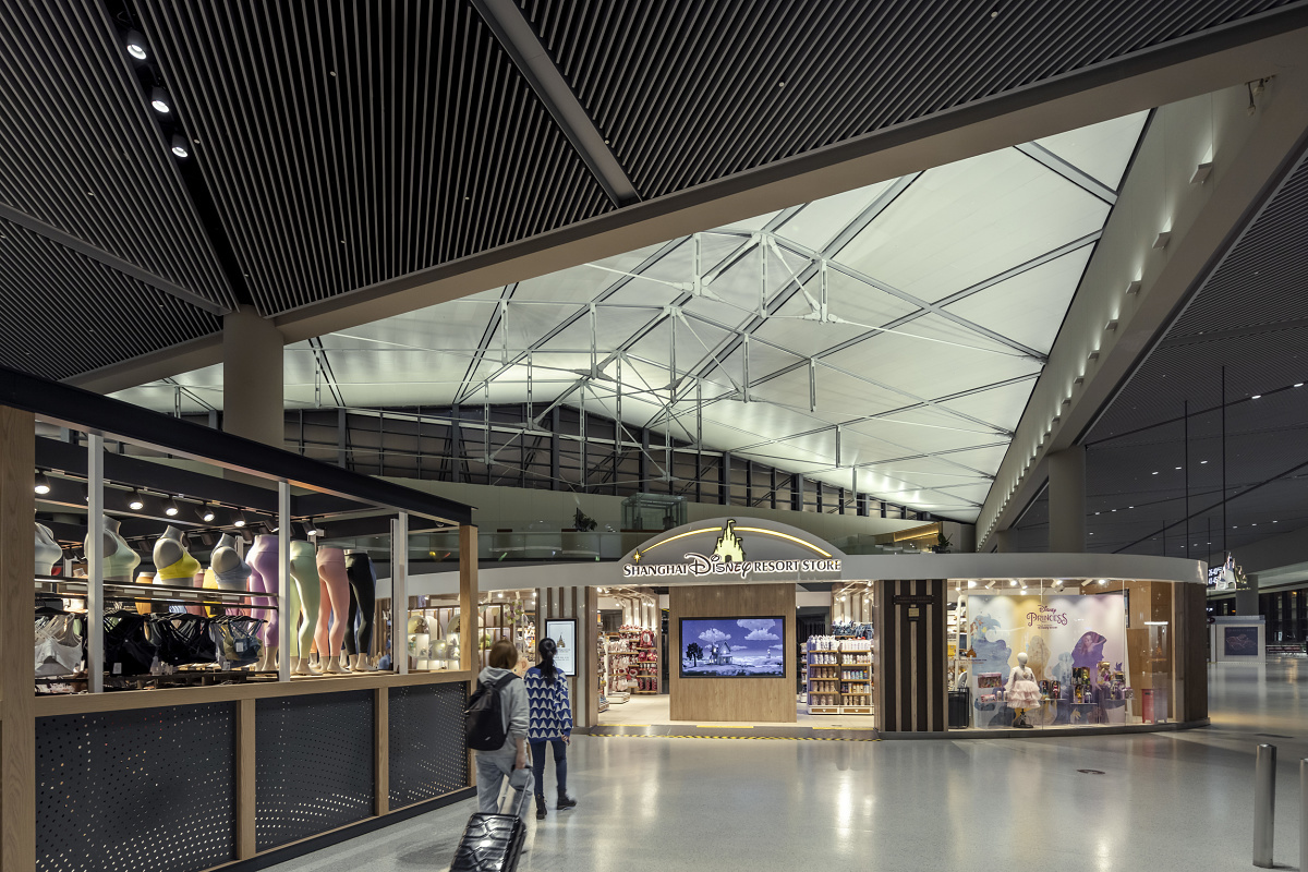 Flughafen Shanghai-Hongqiao: ERCO Beleuchtung im Terminal 2 schafft eine angenehme Atmosphäre.