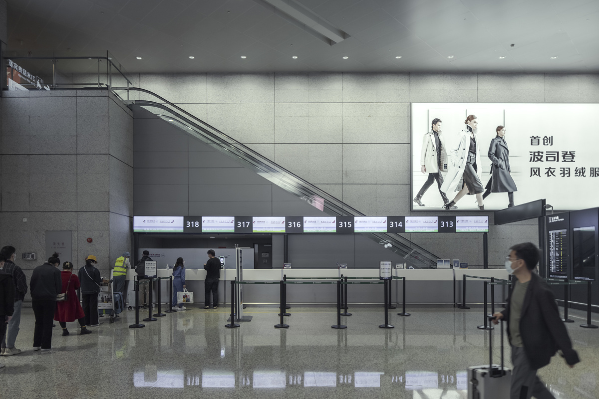 Shanghai Hongqiao Airport Terminal 2 featuring ERCO lighting for a welcoming atmosphere.