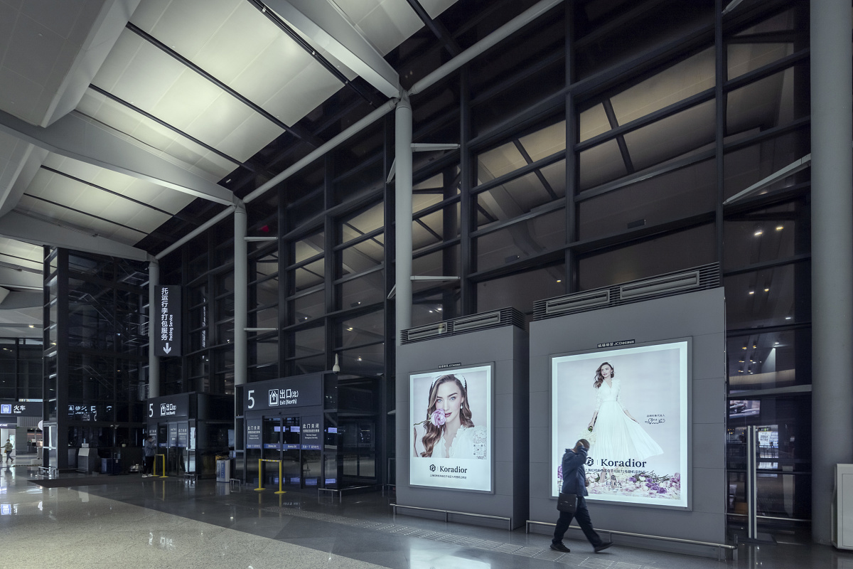 Shanghai Hongqiao Airport illuminated with ERCO lighting for a welcoming atmosphere.